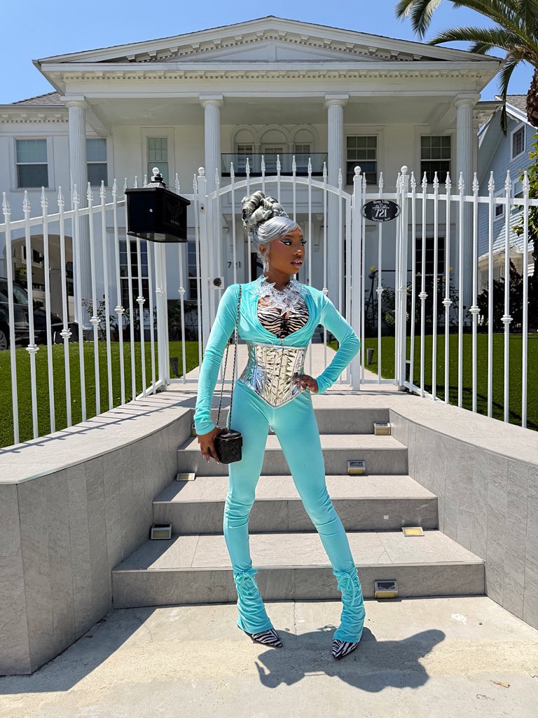 Trimthingz's tweet photo. #NOBODYY #NOBODYY #NOBODYY👱🏾‍♀️ https://t.co/cVQHIm7yiZ