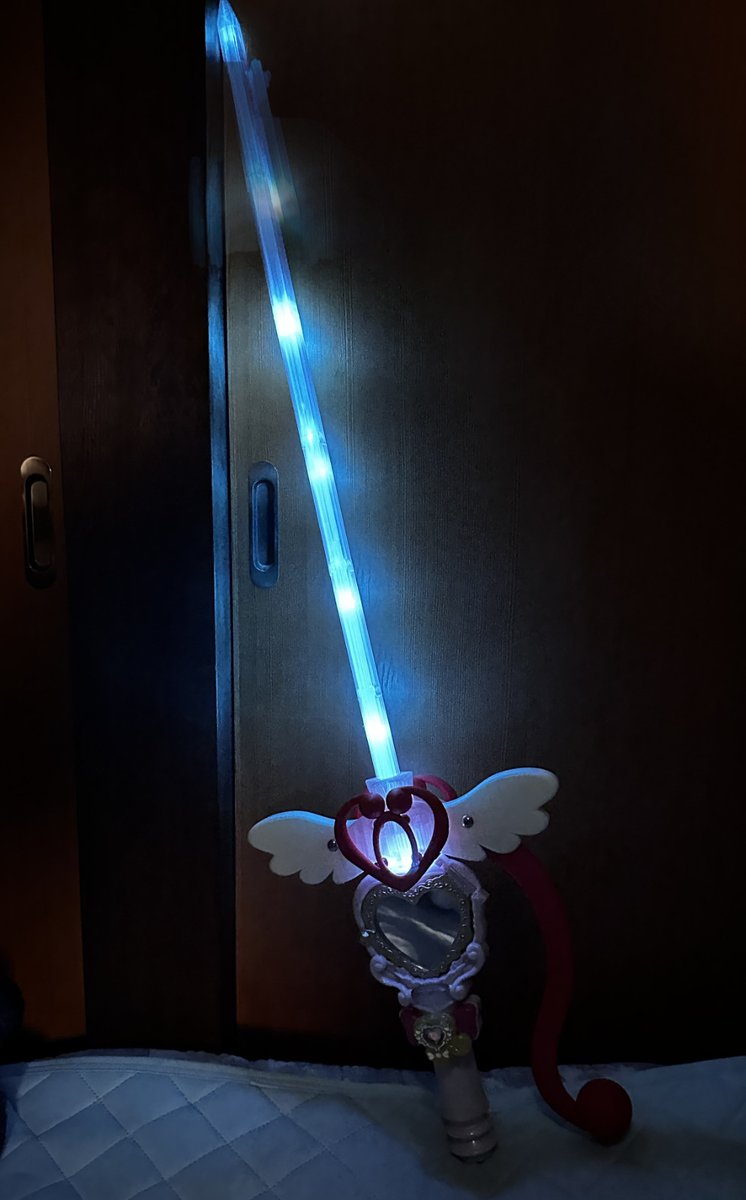 Studio_IronGear's tweet photo. 名探偵プリキュア、大人用「DX ミスティックストライク グレードアップパーツ」を作りました。完成後は全長90cm、重量も約400g。ミラールーペを丸ごと包むアンサーはなまるソードと違い、上部に取り付けるタイプにしたので製作簡単。逆に刀身が薄い分、LEDの光が衰えずに綺麗に全体が発光します。 https://t.co/ENc8slAEjt
