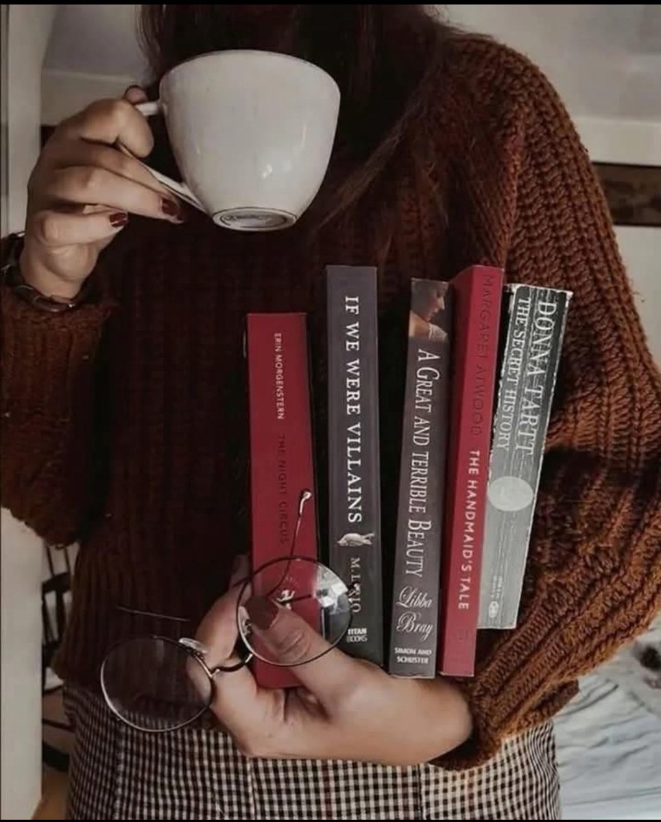 amorenloslibros's tweet photo. En mi defensa yo no elegí esta pasión por los libros, ellos me eligieron a mí. 😌📚 https://t.co/a8Du8BV1dQ
