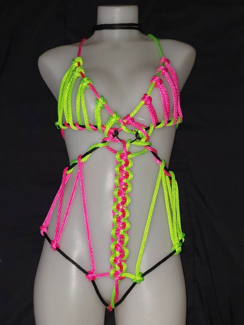 AgreeableAgony's tweet photo. Reposted @redbeardsropes This one took longer than expected, but I like the way ot turned out. 

Black and pink ropes: @agreeableagony 
Green rope: @chromaknotz 

#shibari #ropeart #saskatoon #yxe #ropebunny https://t.co/rpRougZNjT https://t.co/wOQrqqWThG