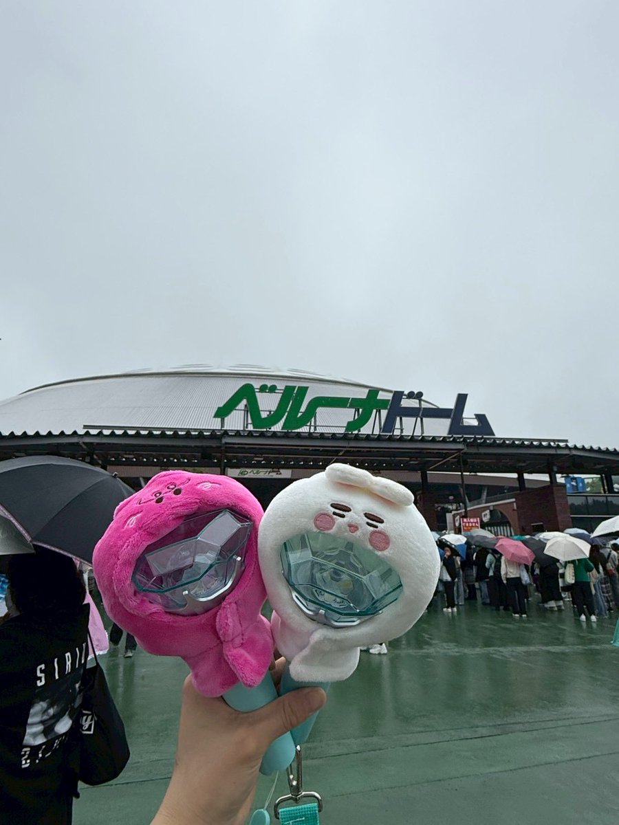 tonew_tonew13's tweet photo. 初ベルーナは
SHINee💚で雨☔️
でも来てよかった🫶 https://t.co/3nOIMNoB0L