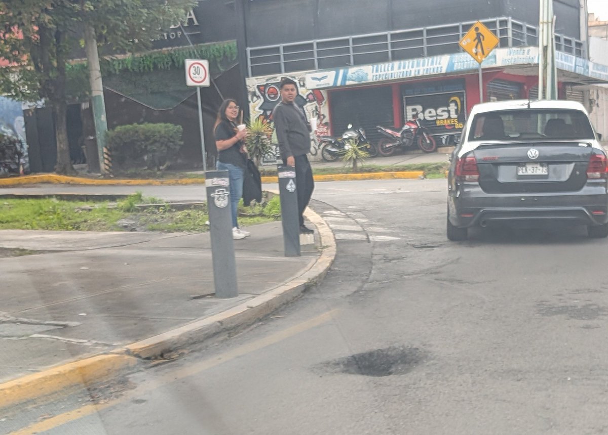 izcaheroes's tweet photo. Cómo era de esperar no duro el asfalto de av 1 de mayo !! 

No tiene ni un año que @GobIzcalli pavimento la avenida y con las primeras lluvias fuertes ya se formaron baches.

 #izcalli #Edomex https://t.co/87yBSZjASl