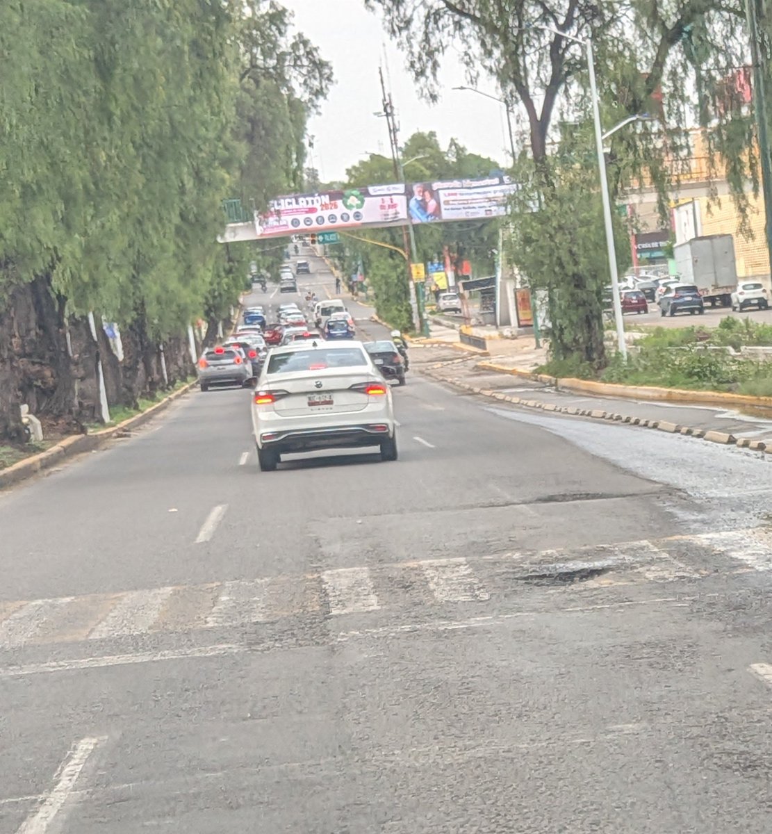 izcaheroes's tweet photo. Cómo era de esperar no duro el asfalto de av 1 de mayo !! 

No tiene ni un año que @GobIzcalli pavimento la avenida y con las primeras lluvias fuertes ya se formaron baches.

 #izcalli #Edomex https://t.co/87yBSZjASl