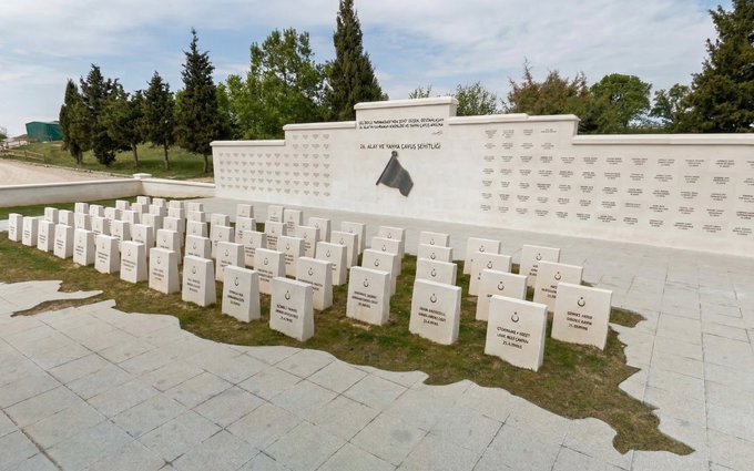 TurkToremiz's tweet photo. 🇹🇷 Ertuğrul Koyu’na çıkan binlerce İngiliz askerini, sadece 67 askeriyle karşılayan Yahya Çavuş; düşmanı saatlerce kıyıda çiviledi.

İngilizler karşılarında koca bir tümen olduğunu sandılar. https://t.co/royEbvTfJd