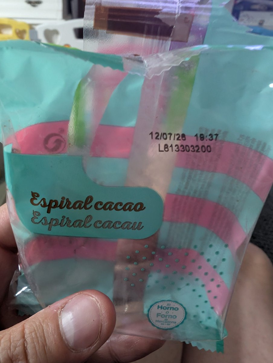 MuiTo_iLeGaL's tweet photo. @Mercadona está espiral de cacao está completamente seca por dentro. Antes llegaban crema. Es algo que ha cambiado o se ha reducido la cantidad? https://t.co/gflKb2cHcP