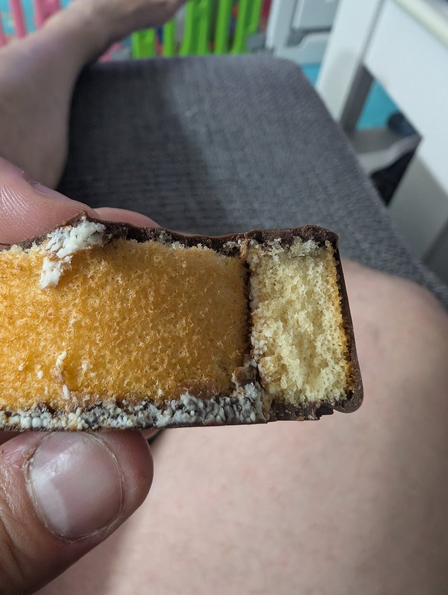 MuiTo_iLeGaL's tweet photo. @Mercadona está espiral de cacao está completamente seca por dentro. Antes llegaban crema. Es algo que ha cambiado o se ha reducido la cantidad? https://t.co/gflKb2cHcP