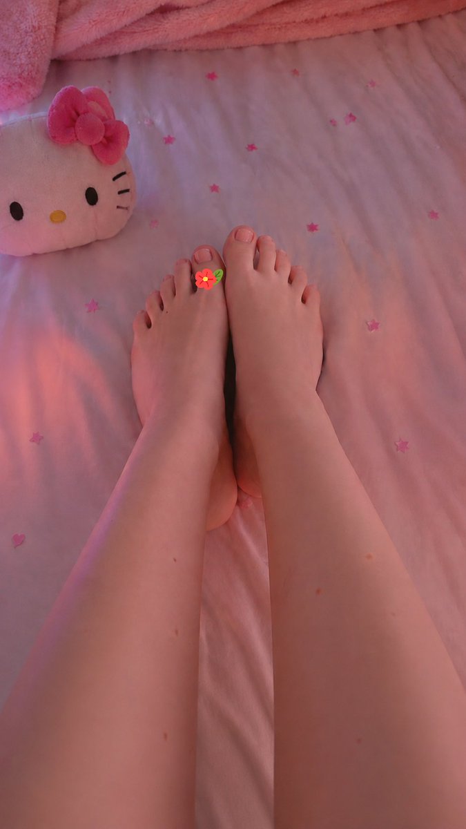 cherrysantoe's tweet photo. Cuddling with my plushie, do u want to cuddle with my feet? 💕
#feet #footfetısh #cute #pink #kawaii #bored #bed https://t.co/e8Ld9Gcjon