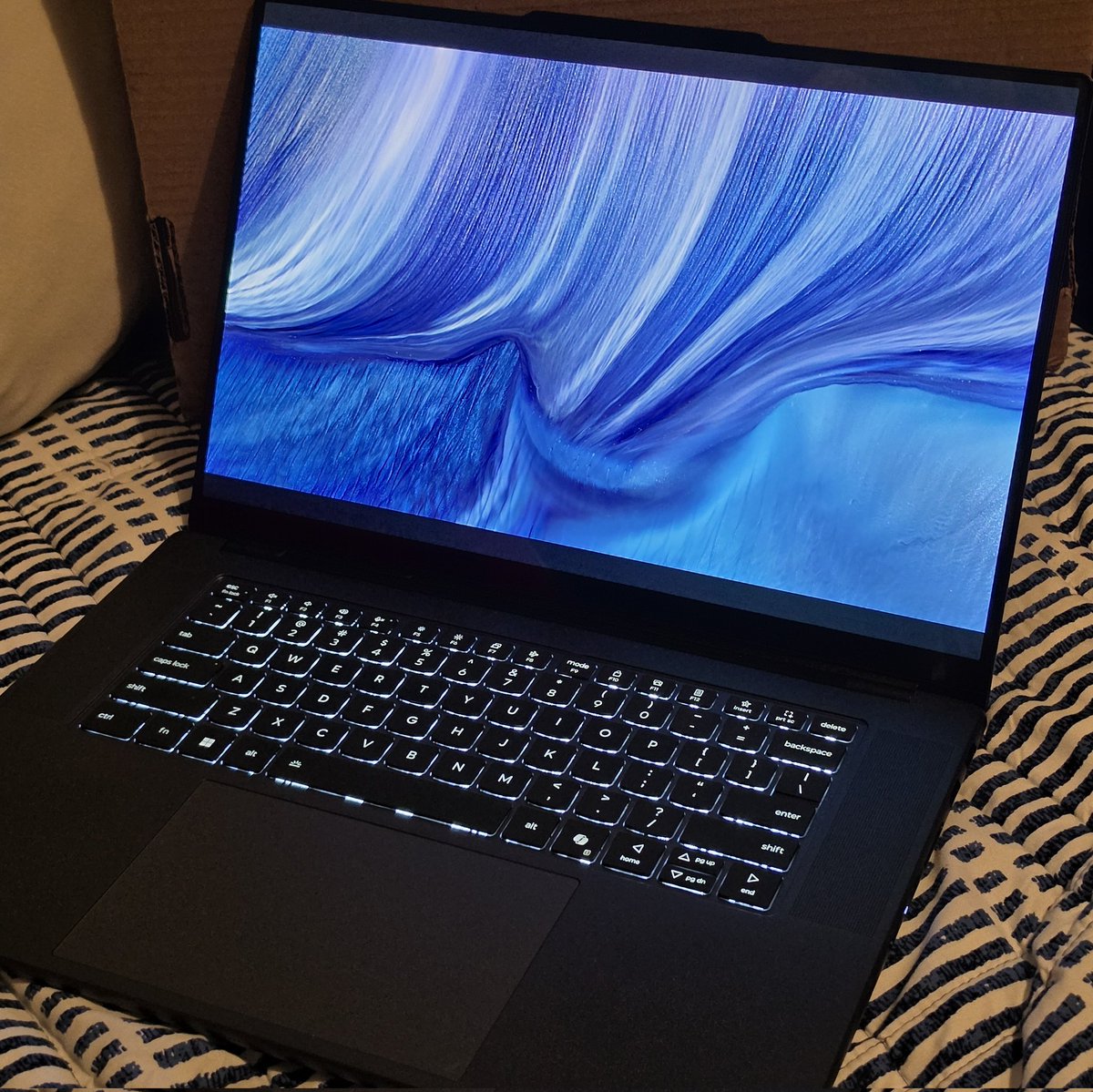 TheGalox_'s tweet photo. First impressions after switching from a MacBook to a Yoga 😋

(AS A LIFETIME MAC USER)

Benefits:
- THE BATTERY LIFE. Honestly, I didn’t even imagine that a Laptop can live for so long. -5% AFTER 3 HOURS of SOT. My Mac completely dies in 1 hour on the other hand ⚰️💔

Standby battery loss is also crazy small. 0% during the night when not in use. Unbelievable. 

- The aluminium chassis is absolutely gorgeous. I feel like it changes the whole perception of the device. Mac feels cheap, and I hate it so SO much. 

This also makes it super sleek and nice to touch, hold, and use in general.

- I have an Galaxy, Tab and Buds. And my Mac was always like a boulder in this ecosystem. 

The Lenovo Yoga Pro 9i on the other hand, obviously, works SO WELL with all of them, but what’s especially amazing is their symbiosis with Galaxy Tab. The mouse pointer can be dragged from Yoga to Tab, the Tab can be used as a second monitor etc. 

- THE TRACK PAD, oh my God. This is the best thing I’ve touched in a long time. The haptic feedback, smoothness of the surface, and its size are immaculate. AND the fact that I can click it ALL over its area is a cherry on top 🤤🤤🤤
(On my Mac you can only click at the bottom, and holy moly I hate it)

I would never think that I’d find a trackpad more appealing to use than a mouse. 

It’s just so satisfying to interact with.

- Windows 11 Pro is extremely smooth and comfortable to interact with. This is my first time using it after having a lifetime experience with Mac, so I’m still learning. But for now, I love it so much more than Crapple’s 🏞 ❌. 

- USB C charger is so comfortable to attach and use, and the fact that I don’t need a huge ass slow charging block is my favorite. 

But with its battery life I’m not gonna bring a charger with me to Uni anyway, cause there is no need for that. Unlike… 😍

Downsides: (I need more time to find bigger ones)
- Lol it's actually perfect 

Overall:
- I am genuinely in shock, because I never thought a Laptop can be like THIS. And I mean, to feel like something as easy to open and immediately start using like a Smartphone. 

You've been baited. For now…
.
.
.
Mac Laptop: MacBook Pro 17 - Core i7-620M, 4/500GB

Lenovo: Yoga Pro 9i - Core Ultra 9 386H, 32/1TB