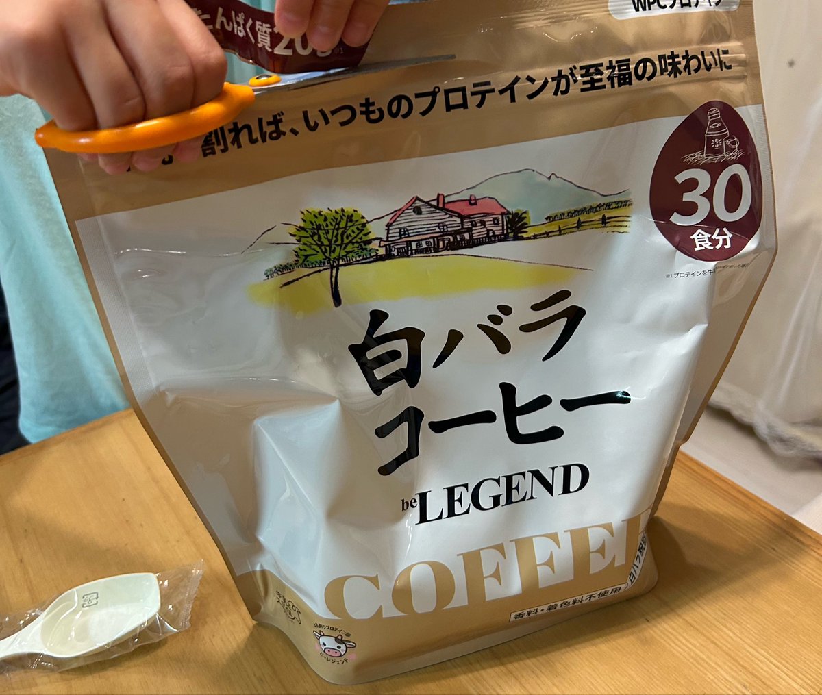 MUxrf's tweet photo. かちょー'sキッチンありがとう！！🔪🐟🖐️💙
そんなかちょーさんに白バラコーヒープロテインを差し上げます🍼
めちゃ美味しかった。。🐄☕️ https://t.co/jYljrN13WM