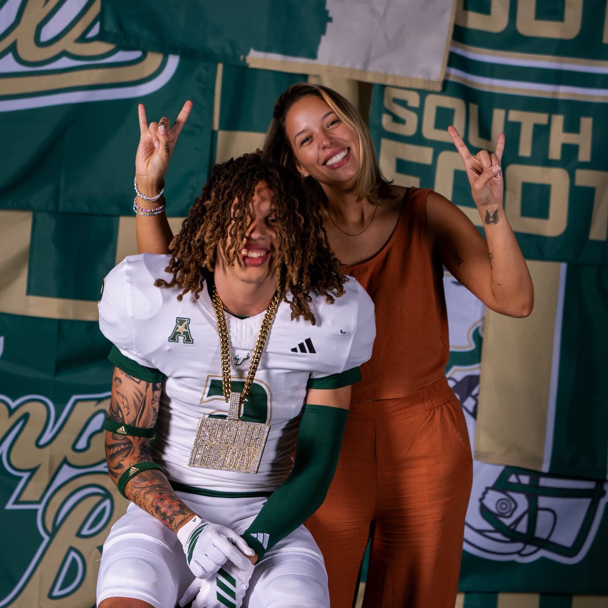_thowardjr's tweet photo. Nothing but gratitude! 

Thank you to Coaches @brianhartline , @CoachDannyV,  and the entire USF Football staff for an incredible Official Visit weekend. Great people, great culture, and a program headed in the right direction 🔝

Blessed to continue this journey with my family by my side. 🏈

#AGTG #GoBulls #USFFootball #ClassOf2027