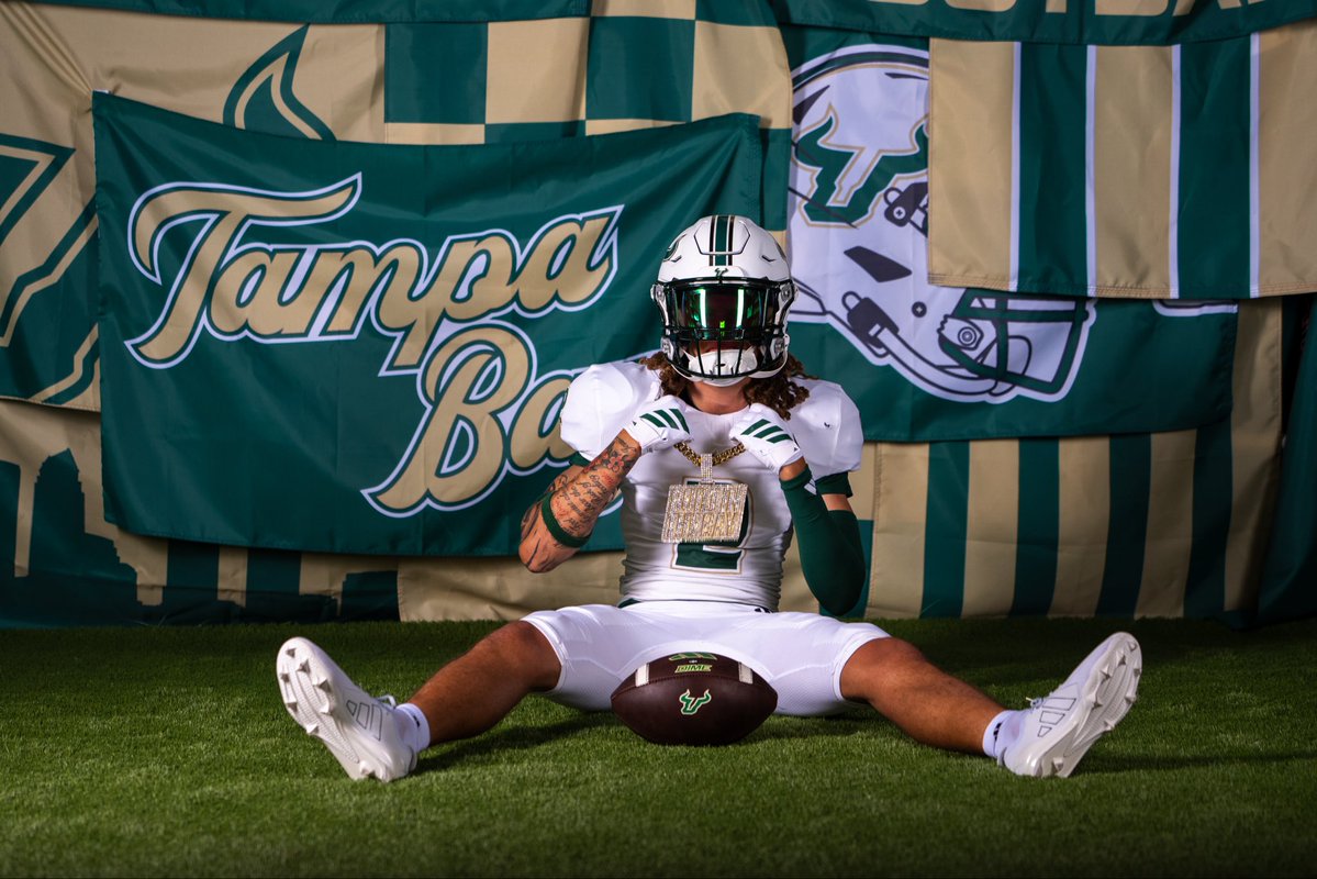 _thowardjr's tweet photo. Nothing but gratitude! 

Thank you to Coaches @brianhartline , @CoachDannyV,  and the entire USF Football staff for an incredible Official Visit weekend. Great people, great culture, and a program headed in the right direction 🔝

Blessed to continue this journey with my family by my side. 🏈

#AGTG #GoBulls #USFFootball #ClassOf2027