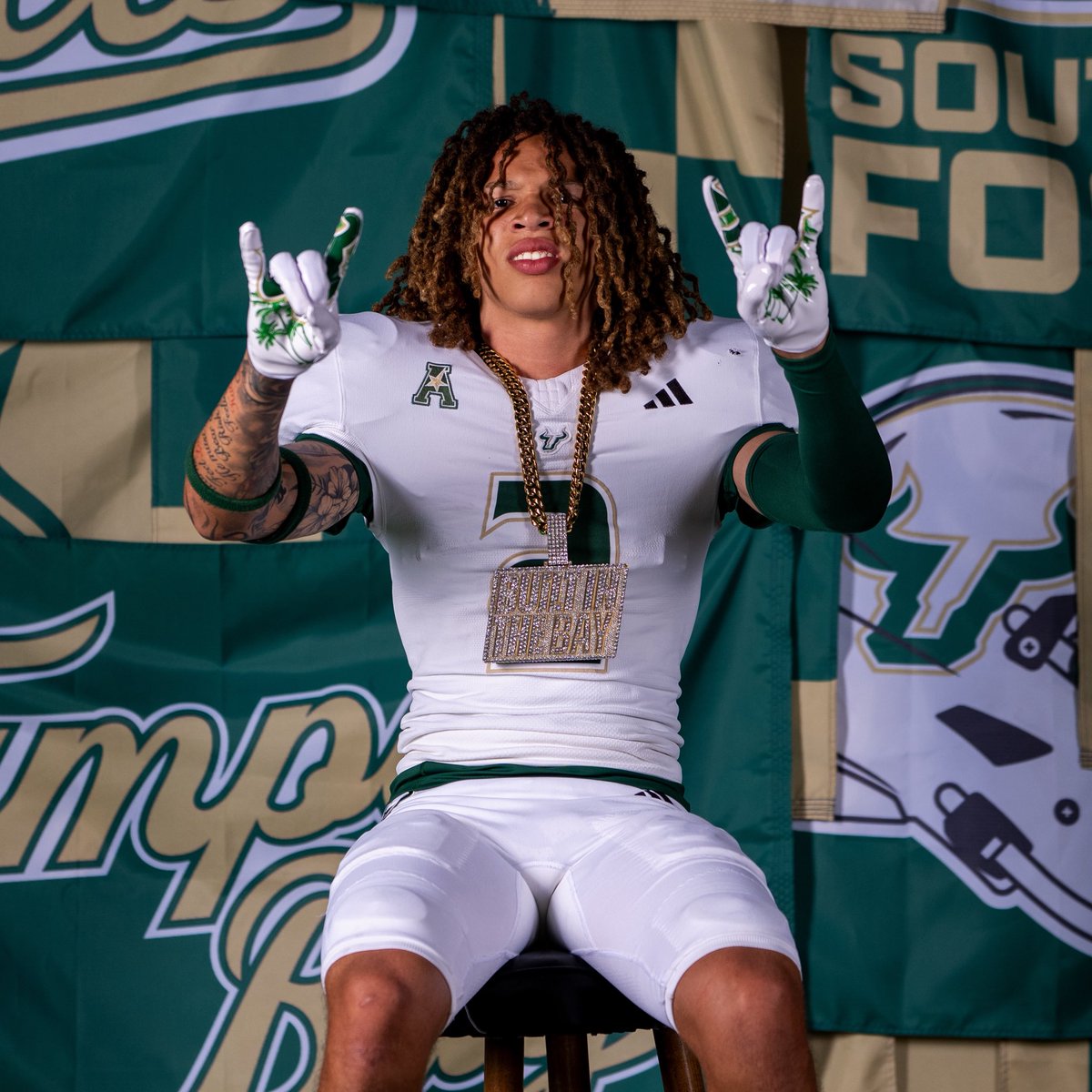 _thowardjr's tweet photo. Nothing but gratitude! 

Thank you to Coaches @brianhartline , @CoachDannyV,  and the entire USF Football staff for an incredible Official Visit weekend. Great people, great culture, and a program headed in the right direction 🔝

Blessed to continue this journey with my family by my side. 🏈

#AGTG #GoBulls #USFFootball #ClassOf2027