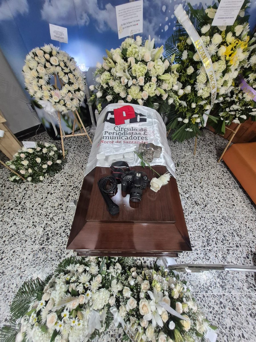 AntenaGabriel's tweet photo. Han pasado más de 30 horas del asesinato del periodista Cristian Herrera en #Cúcuta
 La autoridades no han reportado avances y no lo aceptamos. Desde el Círculo de Periodistas que presido exigimos resultados sres @Jorgeacevedocuc @williamndes_ @PoliciaCucuta https://t.co/E7BinAzvAo