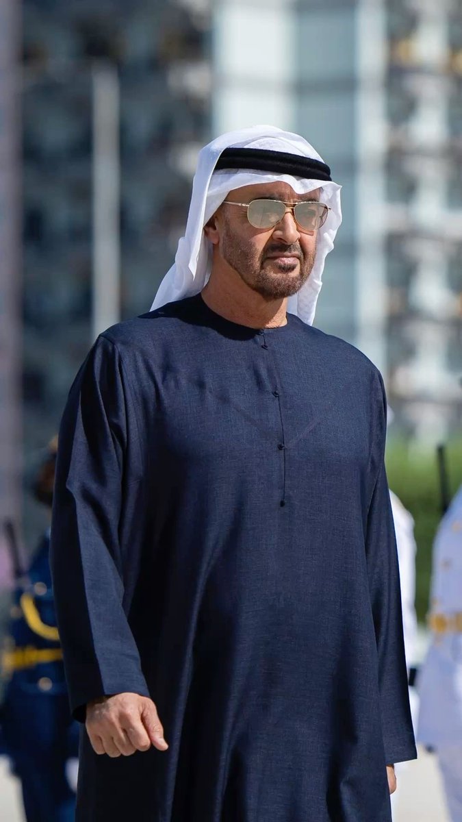 ashquae's tweet photo. الحاكم الي في وقفته هيبه وشموخ 
كل الدول تقف لهيبته رؤساء وشعوب
#الإمارات #محمد_بن_زايد https://t.co/z9vyV8Qj3T