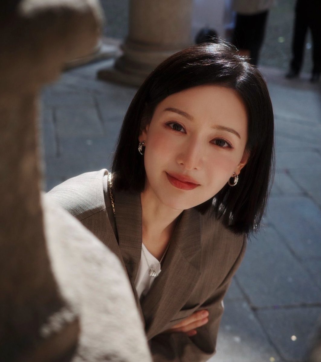 wonekima's tweet photo. An earnest prayer of mine would be for Kim Jiwon to open her official Vlog YouTube channel, taking us through her daily life.

That would be the closest I get to living with her 😂😭 https://t.co/iK2eVoZdge