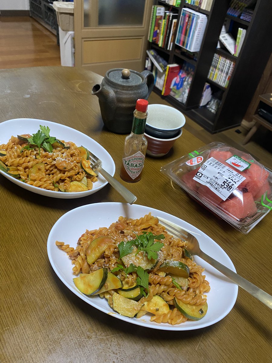 05Peso's tweet photo. 今朝のごはん🍝

ギョースーの
かんたんパスタシリーズ
第二弾

トマト&amp;チーズ🍅🧀

これは8分で出来た！✨

ズッキーニと余ったチリコンカン
をプラス🥒🫘
仕上げにウチで生ってる
イタパセを上に乗っけて🌱

ご馳走様でした_(:3」∠)_ https://t.co/jjS57mbXhU
