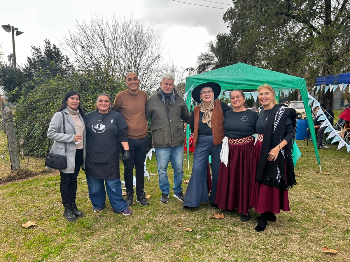 MuniChivilcoy's tweet photo. 🍟🎉 Se llevó a cabo la Primera Fiesta de la Papa Frita Artesanal en Gorostiaga, una propuesta que reunió a vecinos y visitantes en el predio de la estación para disfrutar de una jornada con música, gastronomía y tradición.

El evento ofreció la elaboración de la tradicional papa frita artesanal al disco, una de las especialidades gastronómicas más representativas de la localidad, además de la participación de artesanos, emprendedores y artistas de la región.

La fiesta contó con las actuaciones de Melina Arbeleche, Ciro Tiguá, Agrupación Belén y Juanra y La Síncopa, mientras que el cierre bailable estuvo a cargo de Bocha Lobosco (El Cachamay).

La iniciativa, organizada por el Grupo de Baile Amanecer Gorostiaga y conducida por Carlos Urriza, convocó a un importante marco de público y se consolidó como una nueva propuesta para promover la cultura, el turismo y la identidad de las localidades rurales del partido de Chivilcoy.

 #Gorostiaga #FiestaDeLaPapaFritaArtesanal #Chivilcoy #Tradición #Cultura