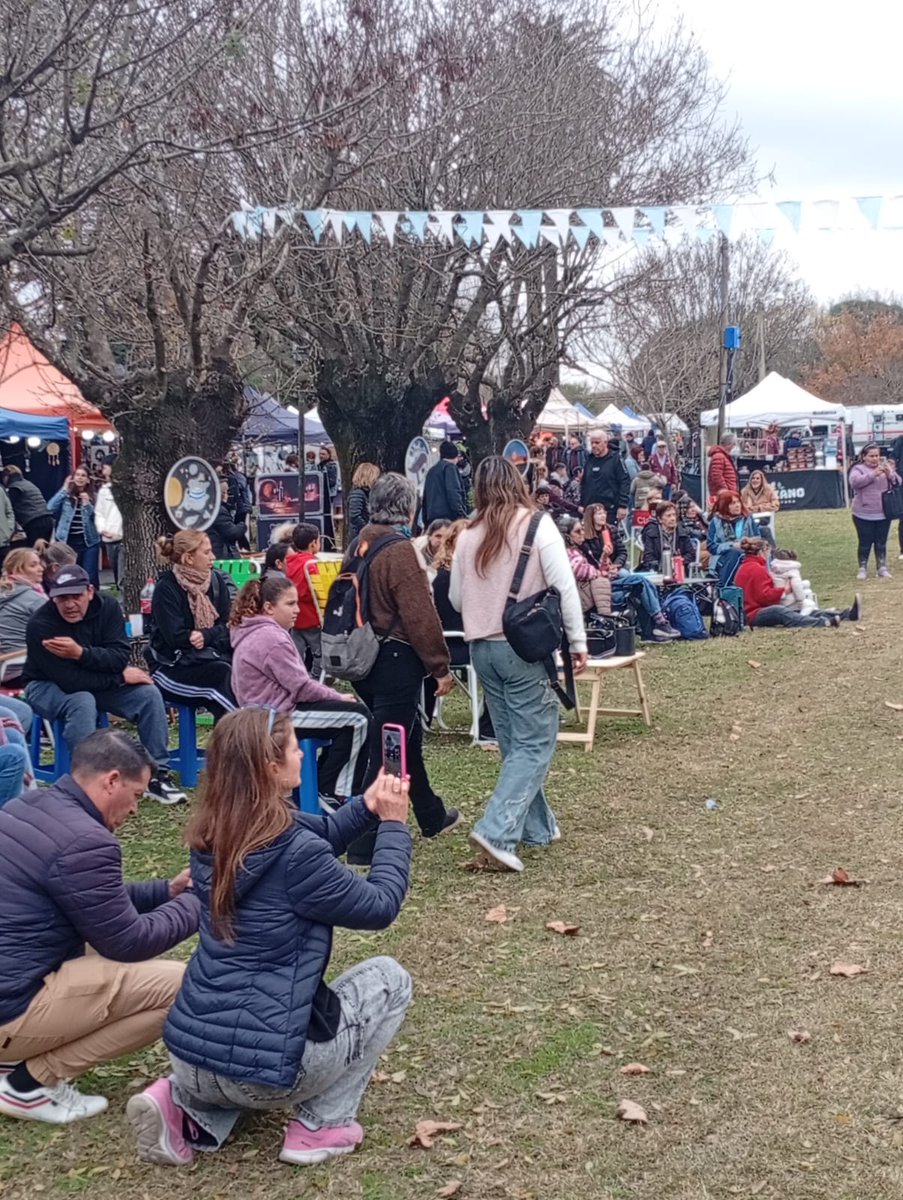 MuniChivilcoy's tweet photo. 🍟🎉 Se llevó a cabo la Primera Fiesta de la Papa Frita Artesanal en Gorostiaga, una propuesta que reunió a vecinos y visitantes en el predio de la estación para disfrutar de una jornada con música, gastronomía y tradición.

El evento ofreció la elaboración de la tradicional papa frita artesanal al disco, una de las especialidades gastronómicas más representativas de la localidad, además de la participación de artesanos, emprendedores y artistas de la región.

La fiesta contó con las actuaciones de Melina Arbeleche, Ciro Tiguá, Agrupación Belén y Juanra y La Síncopa, mientras que el cierre bailable estuvo a cargo de Bocha Lobosco (El Cachamay).

La iniciativa, organizada por el Grupo de Baile Amanecer Gorostiaga y conducida por Carlos Urriza, convocó a un importante marco de público y se consolidó como una nueva propuesta para promover la cultura, el turismo y la identidad de las localidades rurales del partido de Chivilcoy.

 #Gorostiaga #FiestaDeLaPapaFritaArtesanal #Chivilcoy #Tradición #Cultura