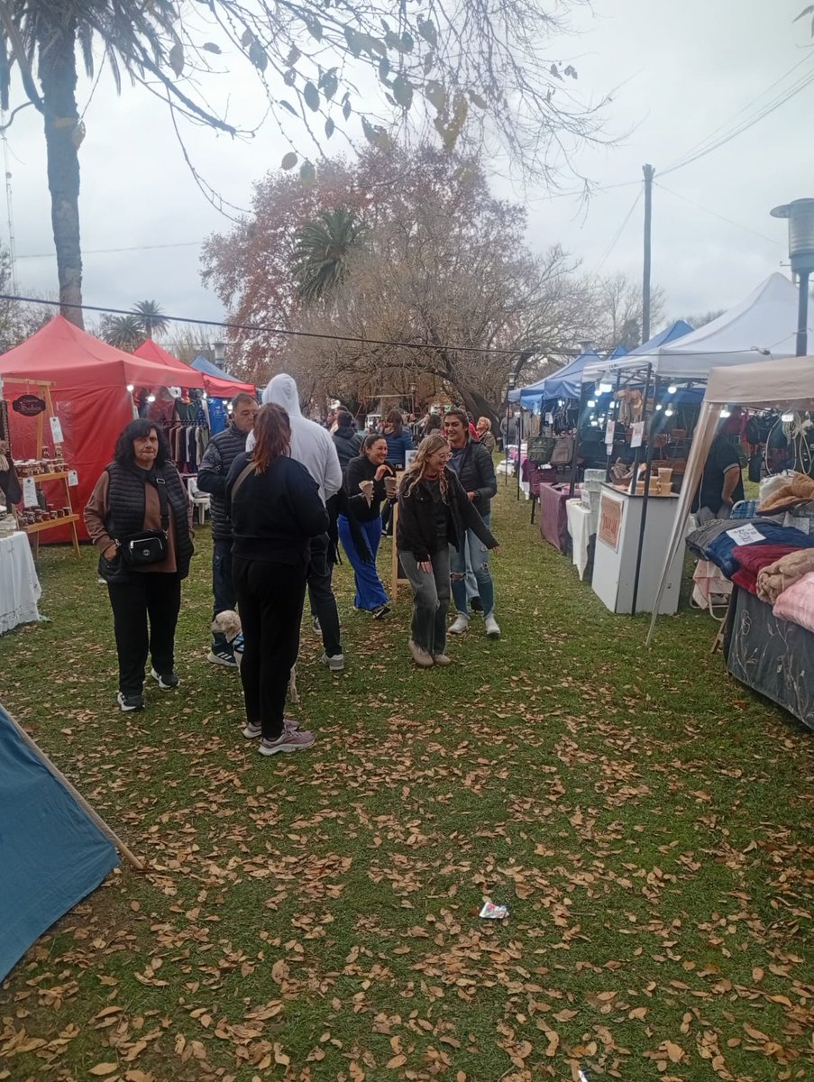 MuniChivilcoy's tweet photo. 🍟🎉 Se llevó a cabo la Primera Fiesta de la Papa Frita Artesanal en Gorostiaga, una propuesta que reunió a vecinos y visitantes en el predio de la estación para disfrutar de una jornada con música, gastronomía y tradición.

El evento ofreció la elaboración de la tradicional papa frita artesanal al disco, una de las especialidades gastronómicas más representativas de la localidad, además de la participación de artesanos, emprendedores y artistas de la región.

La fiesta contó con las actuaciones de Melina Arbeleche, Ciro Tiguá, Agrupación Belén y Juanra y La Síncopa, mientras que el cierre bailable estuvo a cargo de Bocha Lobosco (El Cachamay).

La iniciativa, organizada por el Grupo de Baile Amanecer Gorostiaga y conducida por Carlos Urriza, convocó a un importante marco de público y se consolidó como una nueva propuesta para promover la cultura, el turismo y la identidad de las localidades rurales del partido de Chivilcoy.

 #Gorostiaga #FiestaDeLaPapaFritaArtesanal #Chivilcoy #Tradición #Cultura