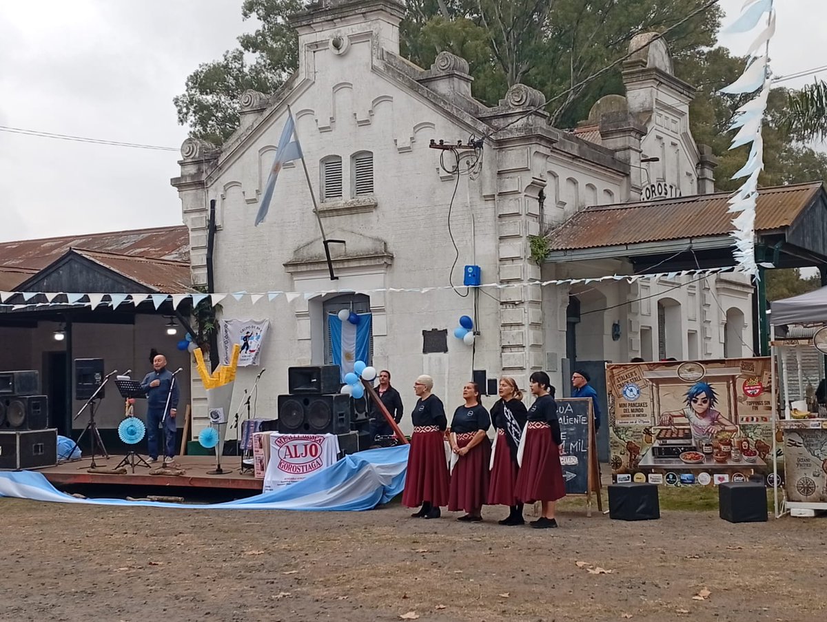 MuniChivilcoy's tweet photo. 🍟🎉 Se llevó a cabo la Primera Fiesta de la Papa Frita Artesanal en Gorostiaga, una propuesta que reunió a vecinos y visitantes en el predio de la estación para disfrutar de una jornada con música, gastronomía y tradición.

El evento ofreció la elaboración de la tradicional papa frita artesanal al disco, una de las especialidades gastronómicas más representativas de la localidad, además de la participación de artesanos, emprendedores y artistas de la región.

La fiesta contó con las actuaciones de Melina Arbeleche, Ciro Tiguá, Agrupación Belén y Juanra y La Síncopa, mientras que el cierre bailable estuvo a cargo de Bocha Lobosco (El Cachamay).

La iniciativa, organizada por el Grupo de Baile Amanecer Gorostiaga y conducida por Carlos Urriza, convocó a un importante marco de público y se consolidó como una nueva propuesta para promover la cultura, el turismo y la identidad de las localidades rurales del partido de Chivilcoy.

 #Gorostiaga #FiestaDeLaPapaFritaArtesanal #Chivilcoy #Tradición #Cultura
