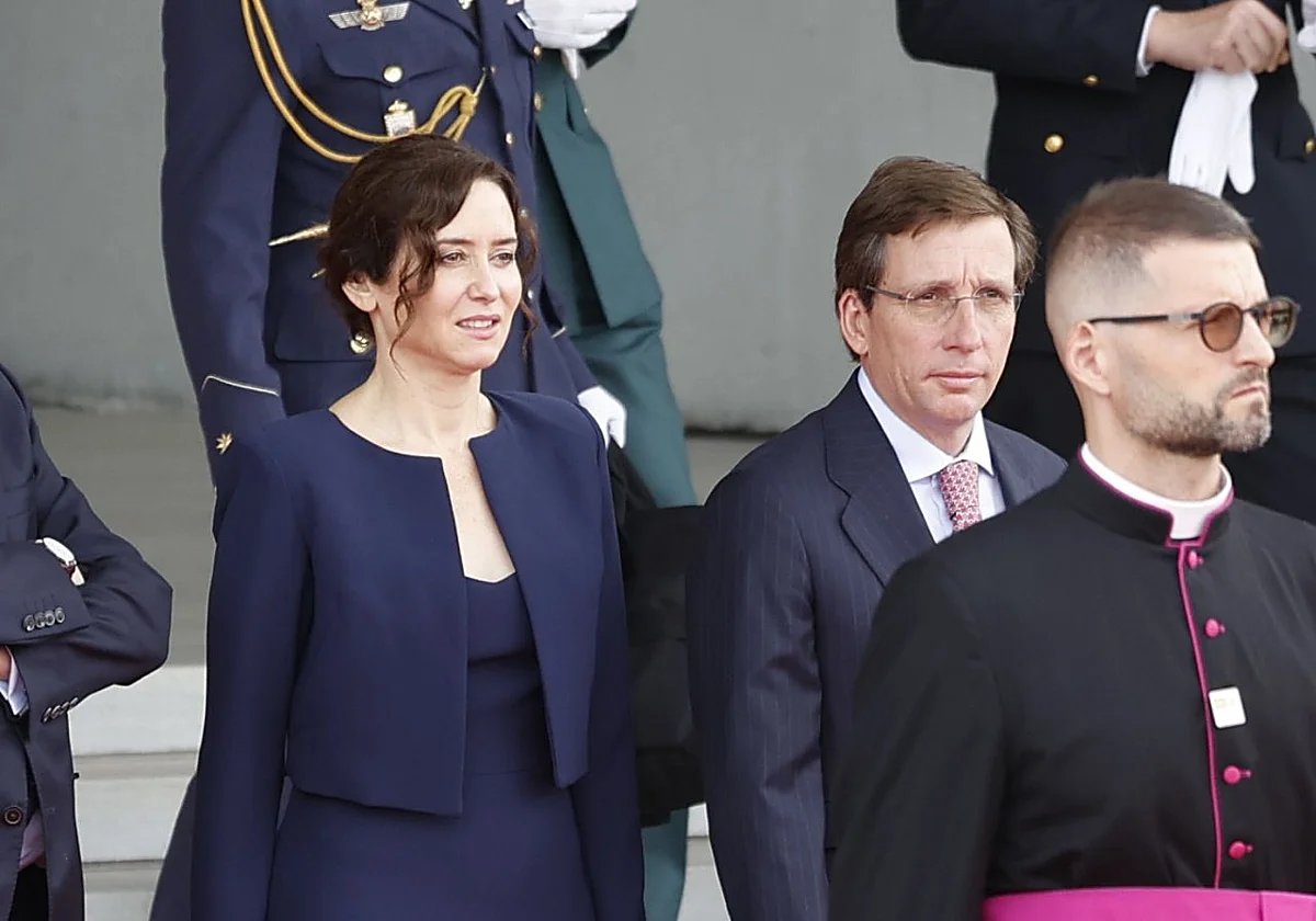 mrspain71's tweet photo. · Por 5⃣ veces Ayuso ha intentado posar con el Papa en solitario.

· Por 5⃣ veces los asistentes del Pontífice han eludido la foto institucional. https://t.co/lbzRgHfQWZ
