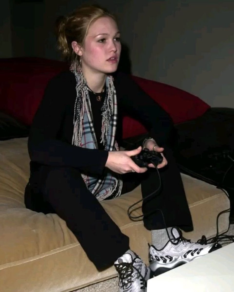 TheCinesthetic's tweet photo. Julia Stiles playing a PlayStation 2
 📸 https://t.co/Gyz5qgn0Nb