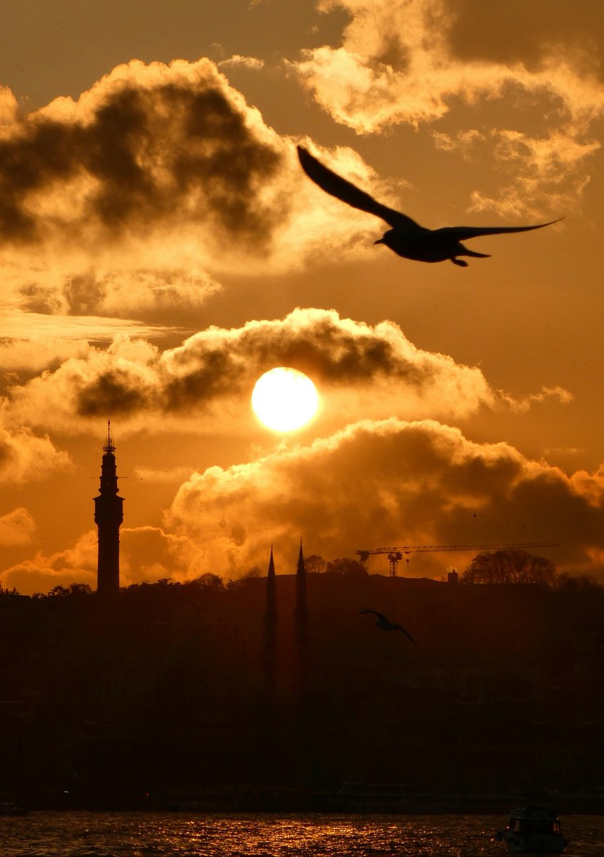 muslmss0's tweet photo. aglamamak icin dolu gözlerle gokyuzune bakmak.. https://t.co/zDGsCdIZEz