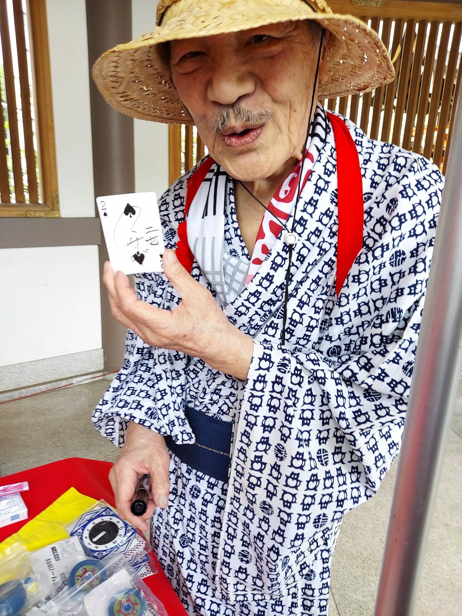 chatora4268's tweet photo. 謝楽祭2026年。
池袋演芸場でアサダ二世先生が客席に向かってトランプ飛ばしをしたのを拾ったので、いつかそれにサインを貰おうと思っていました。今年の新真打の小はん師匠と八百八師匠にはチラシにサインを。１時間程で会場を後にしたけれど、今年は涼しくて良かった。 https://t.co/tG2wDmfqZU