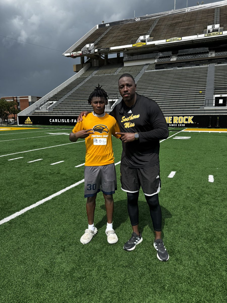 Maurice_Harmon3's tweet photo. Had an amazing day at @SouthernMissFB Thanks to @CoachQ14D for working with me today. I Appreciate all the coaches showing so much love td🔥🔥 https://t.co/DbG47yYeJ5