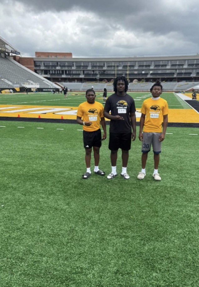 Maurice_Harmon3's tweet photo. Had an amazing day at @SouthernMissFB Thanks to @CoachQ14D for working with me today. I Appreciate all the coaches showing so much love td🔥🔥 https://t.co/DbG47yYeJ5