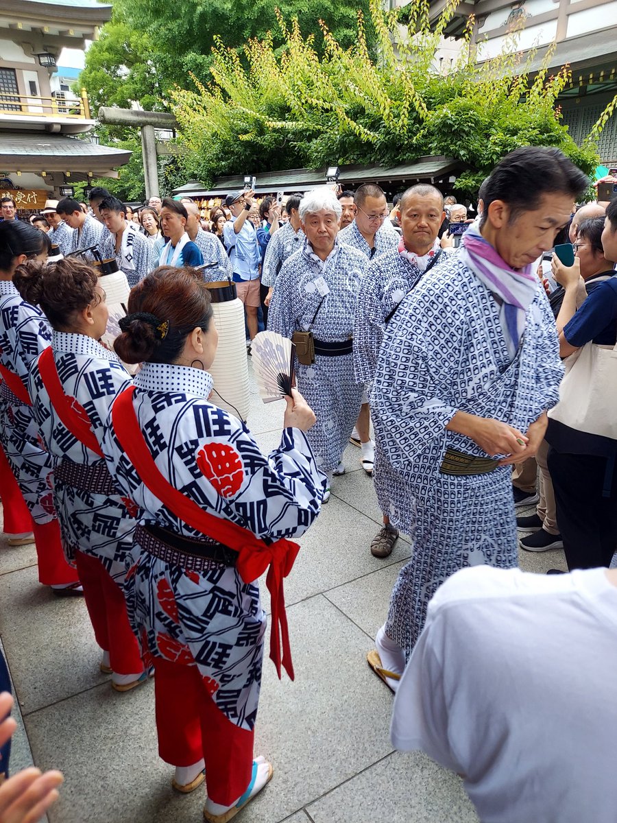 chatora4268's tweet photo. 謝楽祭2026年。
池袋演芸場でアサダ二世先生が客席に向かってトランプ飛ばしをしたのを拾ったので、いつかそれにサインを貰おうと思っていました。今年の新真打の小はん師匠と八百八師匠にはチラシにサインを。１時間程で会場を後にしたけれど、今年は涼しくて良かった。 https://t.co/tG2wDmfqZU