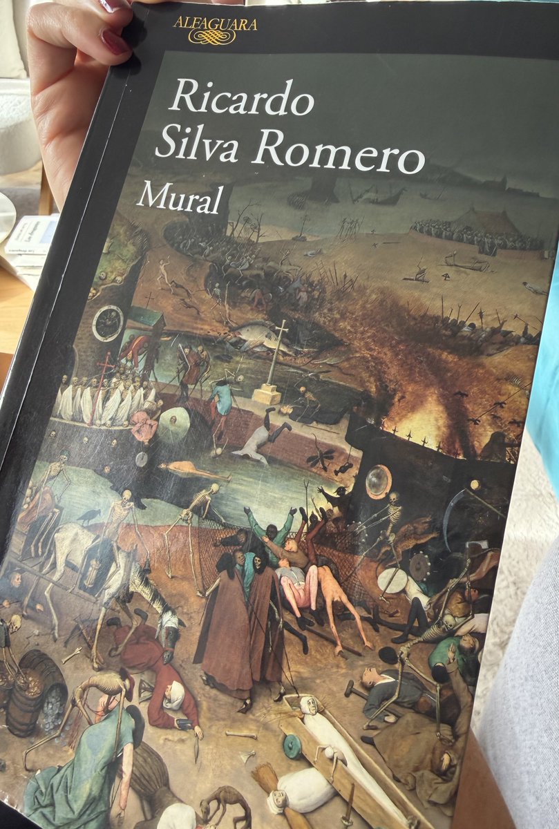 sandraborda's tweet photo. Acabo de terminar Mural de @RSilvaRomero, el recuento más completo pero también más desolador de la toma y retoma del Palacio de Justicia que he leído hasta ahora. Recomiendo mucho su lectura. https://t.co/I6P7ydYFEG