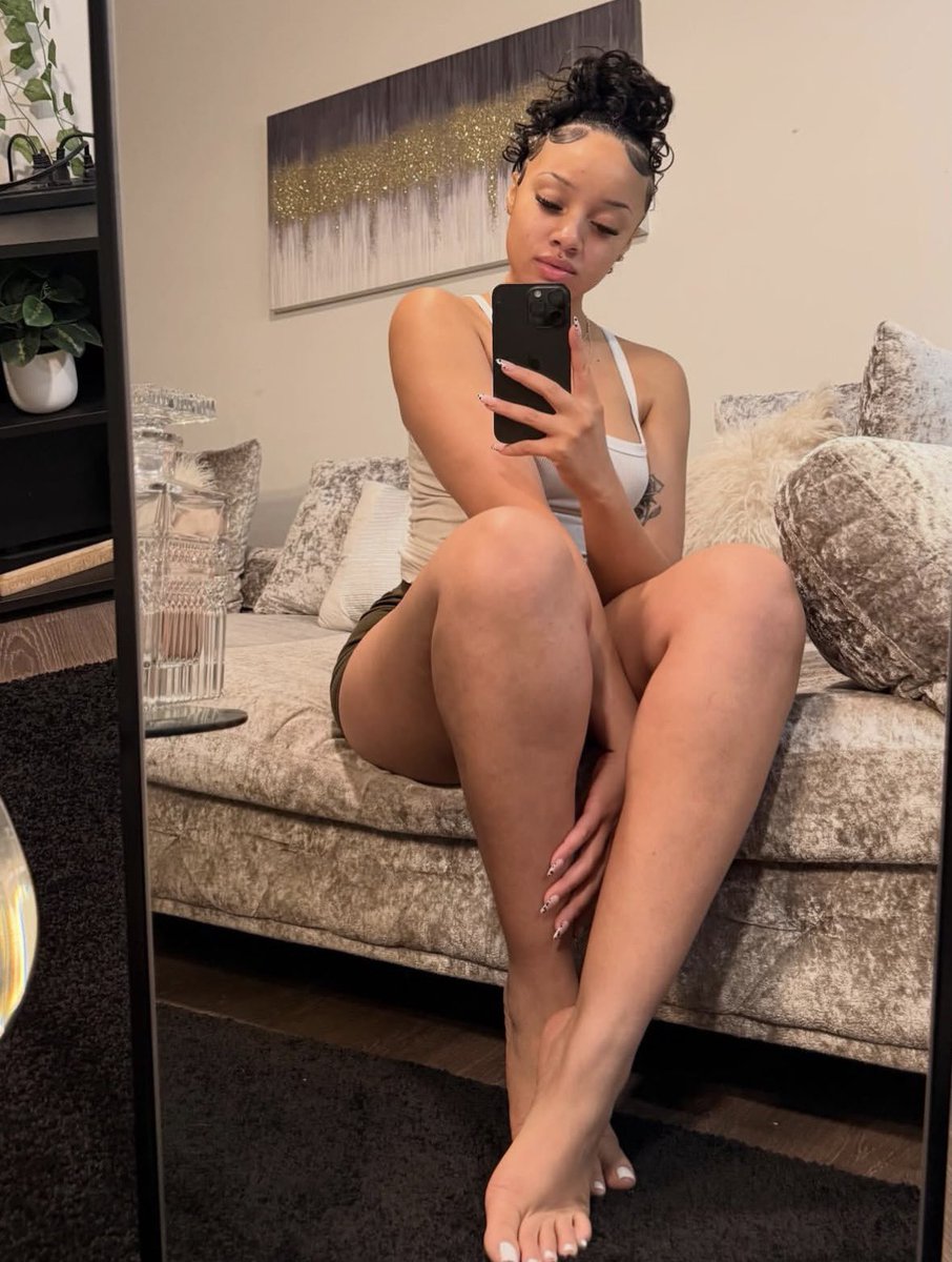 Ladyluciaq's tweet photo. Mirror Selfie 🤳 https://t.co/k4OKp320Bc