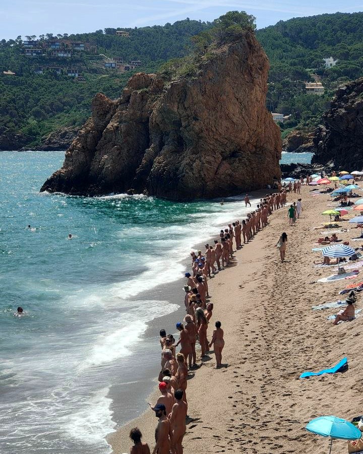 salvemillaroja's tweet photo. Avui hem compartit una bonica jornada amb els amics del @CCNaturisme i amb @FedNatNudCat i hem celebrat el naturisme i nudisme a la pionera #IllaRoja https://t.co/Tw9FyTB0Ic