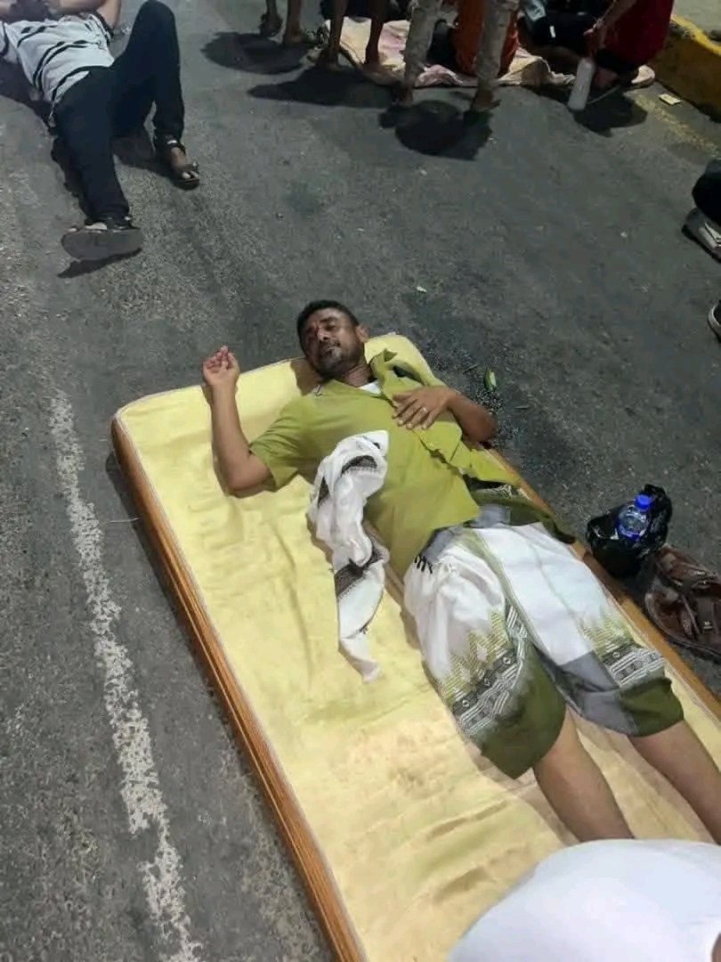 omararem's tweet photo. #عدن | عاجل : 
صور: مواطنون يفترشون الشوارع للنوم وسط أزمة كهرباء حادة وموجة حر غير مسبوقة https://t.co/HxEttLzHNM