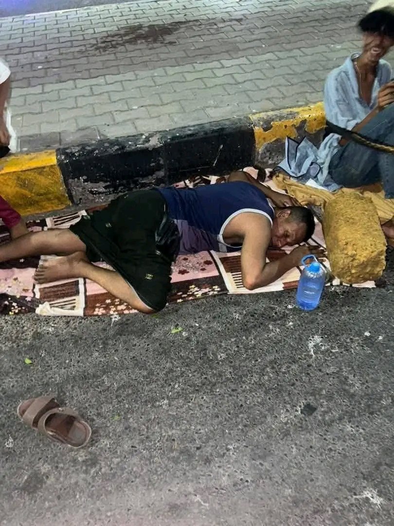 omararem's tweet photo. #عدن | عاجل : 
صور: مواطنون يفترشون الشوارع للنوم وسط أزمة كهرباء حادة وموجة حر غير مسبوقة https://t.co/HxEttLzHNM