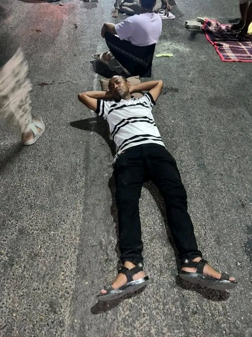 omararem's tweet photo. #عدن | عاجل : 
صور: مواطنون يفترشون الشوارع للنوم وسط أزمة كهرباء حادة وموجة حر غير مسبوقة https://t.co/HxEttLzHNM