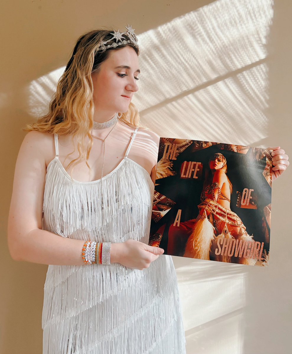 JessicaSwift130's tweet photo. 4️⃣days to the songwriters hall of fame?!
4️⃣days until taylor swift is INDUCTED??
4️⃣pic of the fan who knows she deserves it!!

#SongwritersHallOfFame @taylornation13 🫶 https://t.co/RTrmPvg0IW