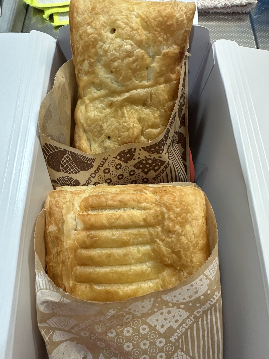 Aria_Orion's tweet photo. 🈷️皆様おはようございます🈷️

旅行からもう約2週間かぁ....はやっ😅

今週もよろしくお願いします（-🙏-）

もう当分ギャンブルはいいかな💦
この春の競馬だけでいくら負けたかな😱
モレイラ来ないと私は勝てないや😭
宝塚記念を最後に秋まではお預けで🎫

本日は久々の歯医者🦷行ってきます🥺

昨日も運良く15時の分で買えたんだけど
多分ラストもっちゅりんかな🍩大満足🥰
実はこのパイも美味しいんですよね🥧
ミートパイとカレーパイ(略してます)
1度ご賞味あれ〜Ψ( 'ч'♡ )
