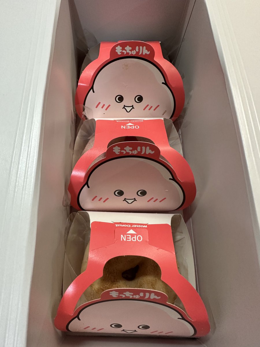 Aria_Orion's tweet photo. 🈷️皆様おはようございます🈷️

旅行からもう約2週間かぁ....はやっ😅

今週もよろしくお願いします（-🙏-）

もう当分ギャンブルはいいかな💦
この春の競馬だけでいくら負けたかな😱
モレイラ来ないと私は勝てないや😭
宝塚記念を最後に秋まではお預けで🎫

本日は久々の歯医者🦷行ってきます🥺

昨日も運良く15時の分で買えたんだけど
多分ラストもっちゅりんかな🍩大満足🥰
実はこのパイも美味しいんですよね🥧
ミートパイとカレーパイ(略してます)
1度ご賞味あれ〜Ψ( 'ч'♡ )