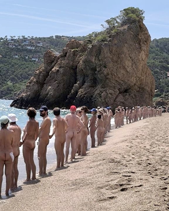salvemillaroja's tweet photo. Avui hem compartit una bonica jornada amb els amics del @CCNaturisme i amb @FedNatNudCat i hem celebrat el naturisme i nudisme a la pionera #IllaRoja https://t.co/Tw9FyTB0Ic