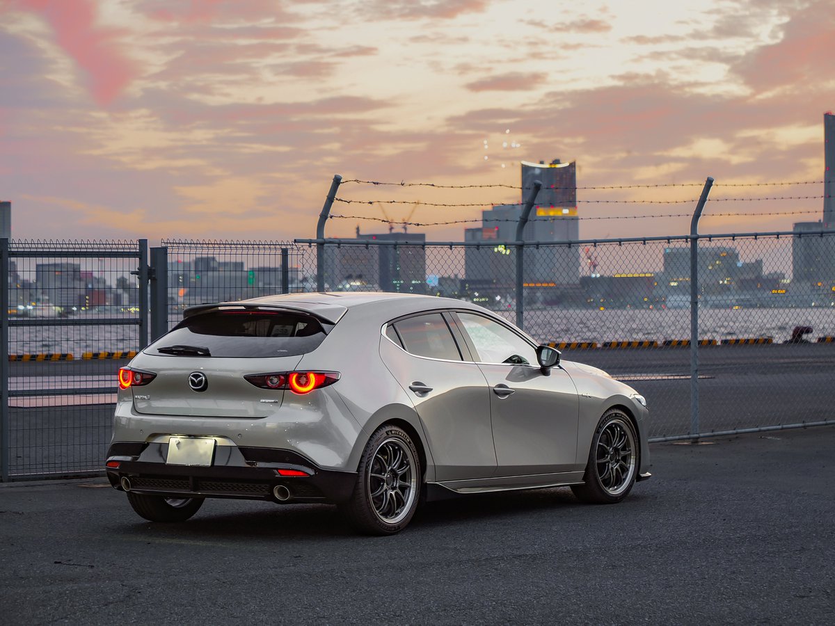 yaaama_try's tweet photo. #サイドショットグランプリ2026初夏
#MAZDA3 
#プラチナクォーツメタリック 
夕暮れとMAZDA3 https://t.co/0YDqzUm5bn