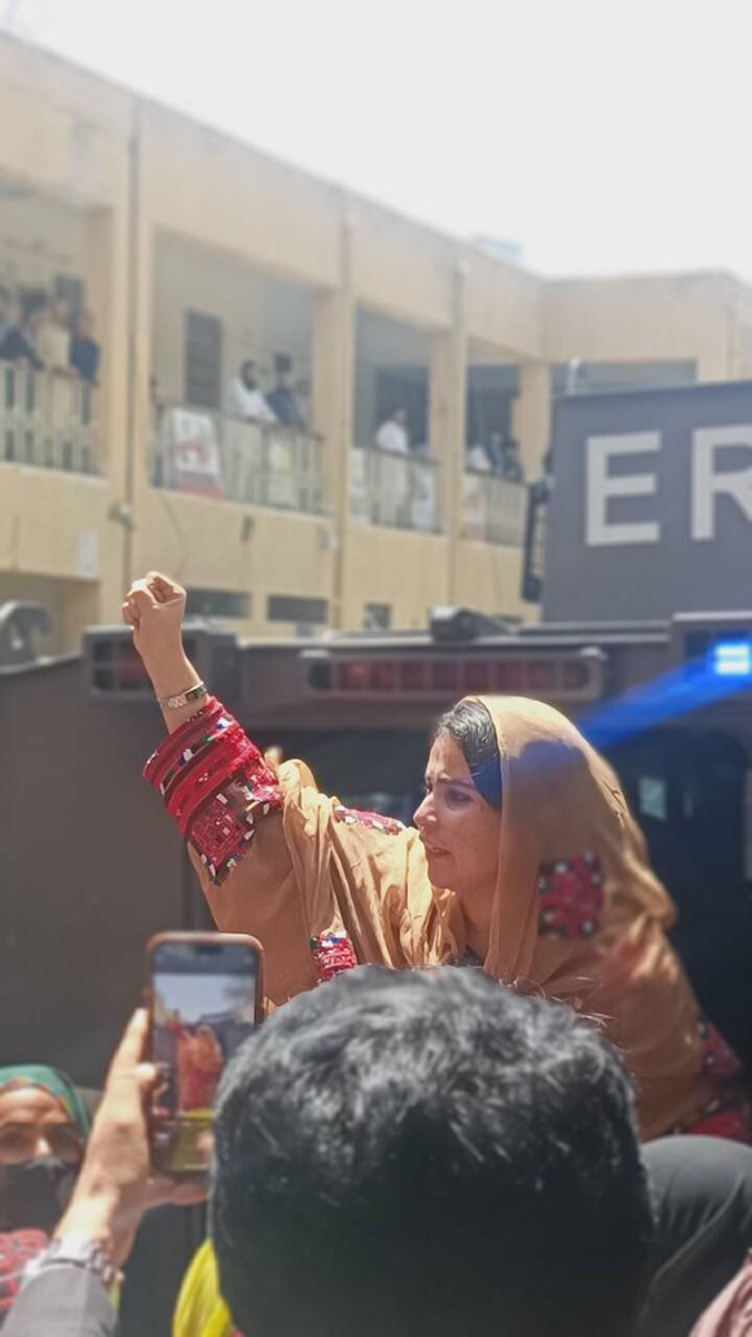 no_tec85286's tweet photo. دعا کریں اللہ  گلزادی بلوچ اور اس کے ساتھیوں سمیت تمام لاپتہ افراد کو رہائی نصیب فرمائے آمین  مگلزادی بلوچ اور ان کے ساتھی آج جیل میں ہیں۔  
مگر ان کا سوال جیل کی دیواروں سے بھی اونچا ہے: لاپتہ لوگ واپس آئیں، انصاف ملے۔

#ReleaseGullzadiBaloch https://t.co/mo6XwrRiGW