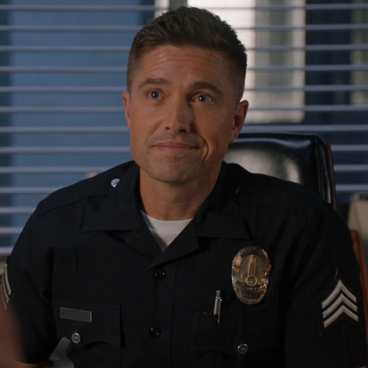 Info911Brasil's tweet photo. Eric Winter, Tim Bradford de The Rookie, disse que gostaria de ter cenas com Eddie/Ryan se houvesse um crossover. Ele disse que não sabe muito sobre 9-1-1, mas que ama Ryan! ❤️‍🔥 (via 911onabcbts no tumblr) #911onABC https://t.co/NArTjVXeT9