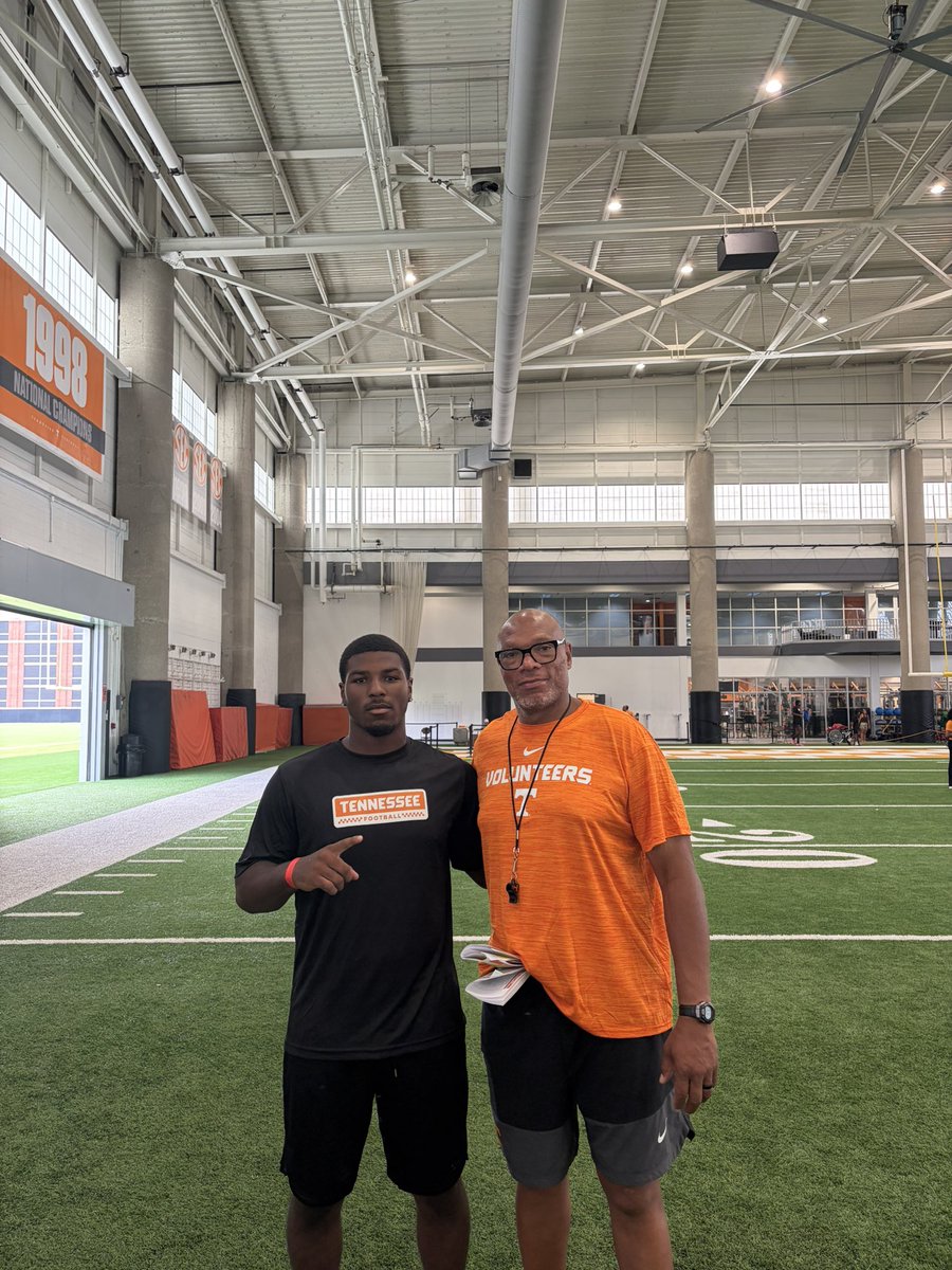 Synir_Fields1's tweet photo. Had a great camp at @Vol_Football this afternoon, Thank you @WilliamInge1 for the great drills and helping me perfect my craft. #GoVols 🟠⚪️ https://t.co/q4kiCZa0lV