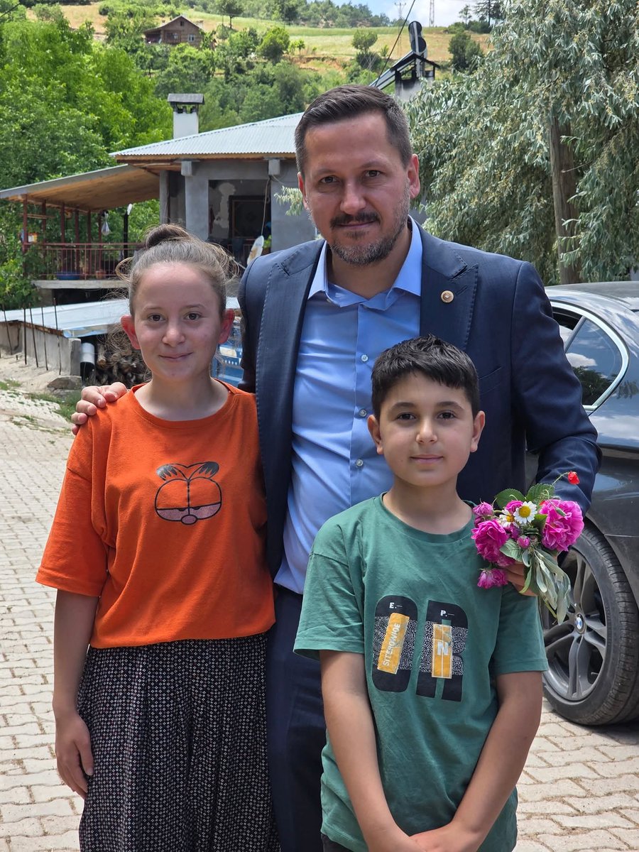 avSelmanEser's tweet photo. 📍 SARIVELİLER

AK Parti İlçe Başkanımız Hasan Akgül, İl Genel Meclis üyemiz Osman Akgül ve yönetim kurulu üyelerimizle birlikte ilçemize bağlı Günder Mahallesi, Işıklı, Daran, Koçaşlı, Civandere, Civler ve Uğurlu köylerimizi ziyaret ederek vatandaşlarımızla bir araya geldik

Köylerimizin mevcut durumunu yerinde inceleyip hemşehrilerimizin talep ve önerilerini dinledik. Tarımdan altyapıya, sosyal yaşamdan kırsal kalkınmaya kadar birçok konuda istişarelerde bulunarak yürütülen çalışmalar ve planlanan projeler hakkında değerlendirmelerde bulunduk.

Gittiğimiz her noktada bizleri samimiyetle karşılayan, misafirperverlikleriyle gönüllerimizi ısıtan kıymetli hemşehrilerimize teşekkür ediyor; Sarıveliler'imizin her köşesine hizmet ulaştırmak için çalışmalarımızı aynı azim ve kararlılıkla sürdürmeye devam ediyoruz.