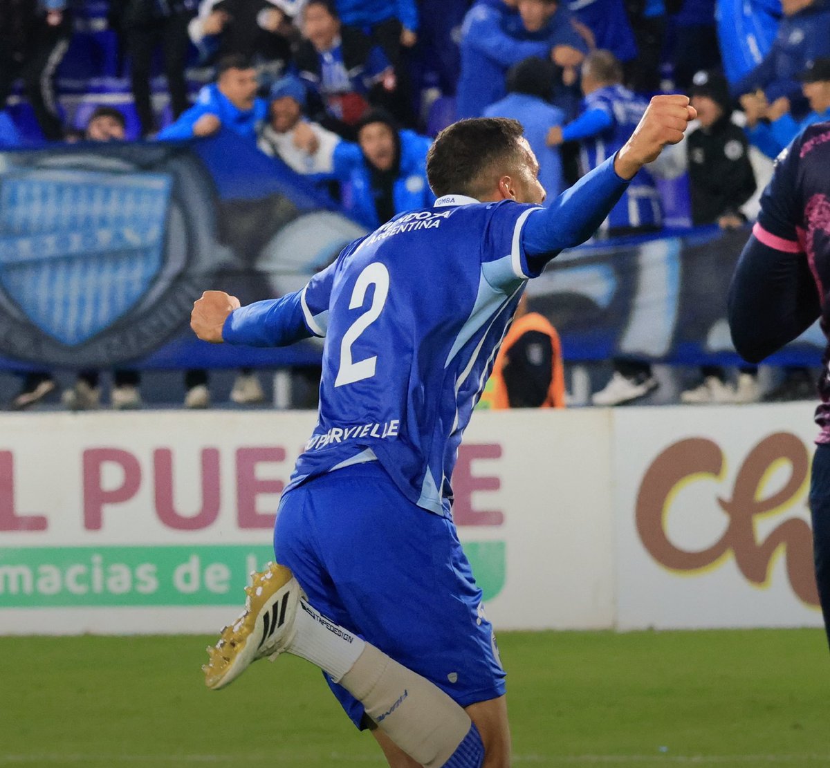 bodegue's tweet photo. FINAAAAAAAL 

Sobre la hora y de la mano de Antonio Guerrero, Godoy Cruz dio vuelta el partido y superó 2-1 a Mitre en el Gambarte 💙🤍

⚽ Martín Pino 
⚽ Esteban Burgos (penal)

¿Opiniones? 👇 https://t.co/qcRTqIE5bb
