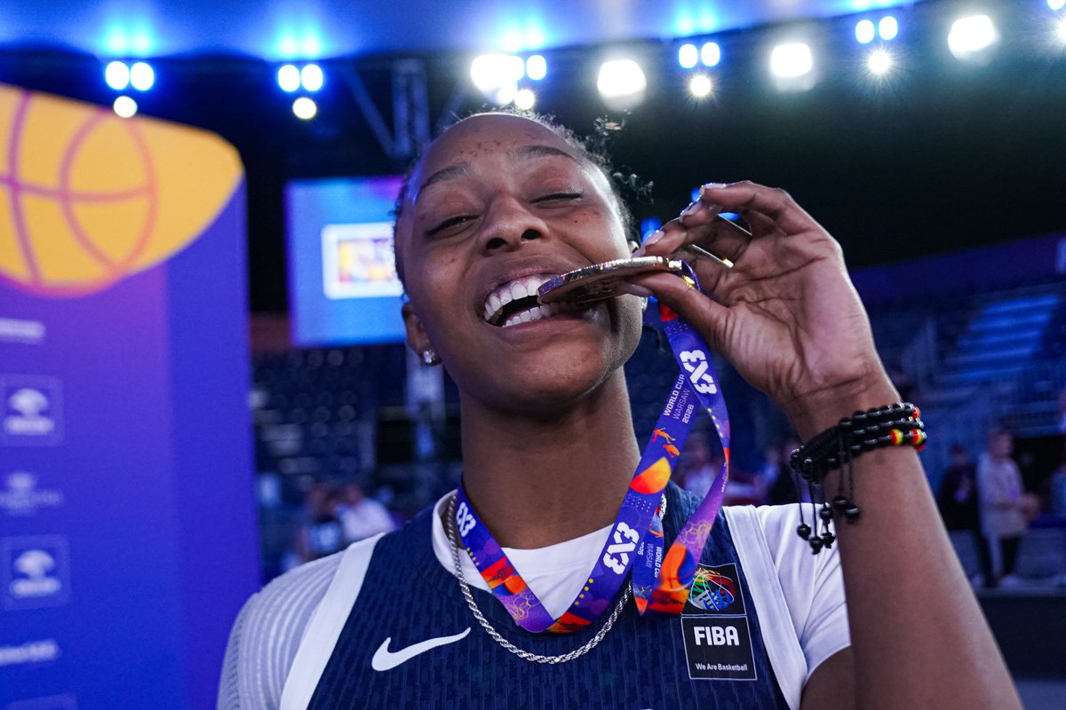 usab3x3's tweet photo. 3x3 World Champion @JoyceEdwards24 🥇🇺🇸

#3x3WNT x #3x3WC https://t.co/kLPJ0gYtRM