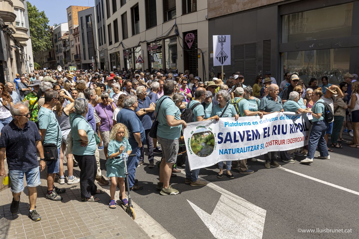 lluisbrunet's tweet photo. PSC, Juns i PP, a petició del Gremi d'Especuladors 
(anava a dir de Gremi Fabricants)! Han aprovat transformar el riu Ripoll en un polígon, amb centres comercials, magatzems, tallers, restaurants, locals d'oci, etc. i construir rotondes, nous vials,  aparcaments,... https://t.co/fGsx4wnjlw