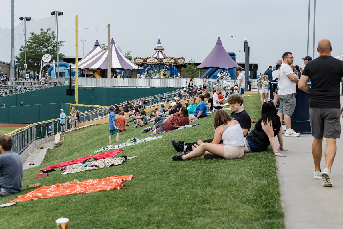 OMAStormChasers's tweet photo. Every Thursday at Werner Park is $3 Thursday presented by @pinnbank 🤩

Get hot dogs, Lay’s chips, ice cream cones, 16oz Pepsi products, 12oz Busch Light cans and select tickets for just $3 each, while supplies last.

🎟️: https://t.co/ub9KglORzW https://t.co/ePaENEyveO